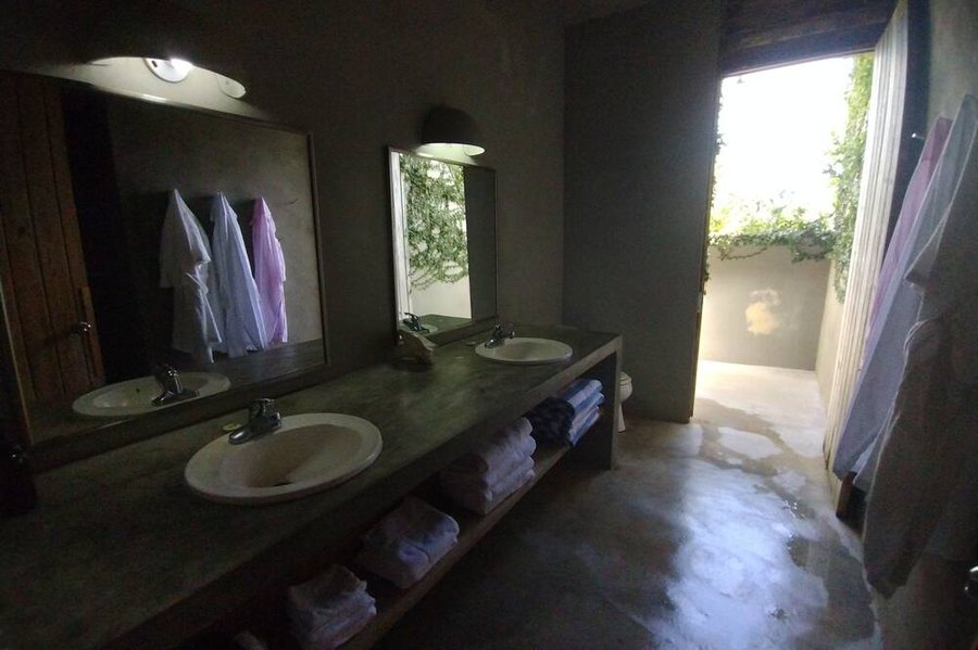 Hix Island House — Bathroom