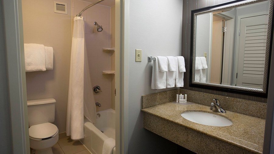 Hodge Podge Lodge — Bathroom