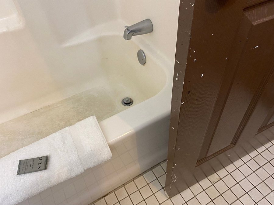 Hofbrau Riverfront Hotel — Bathroom