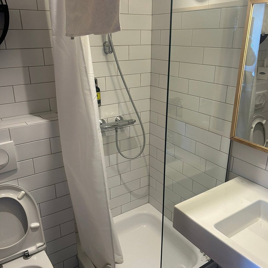 Hofn Berjaya Iceland Hotels — Bathroom