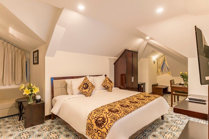 Hoi An Canal House — Guest room