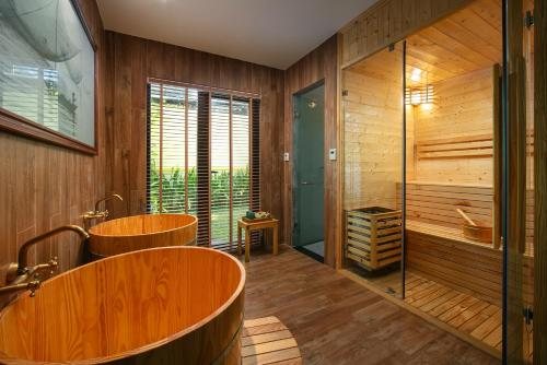 Hoi An Rose Hotel — Bathroom