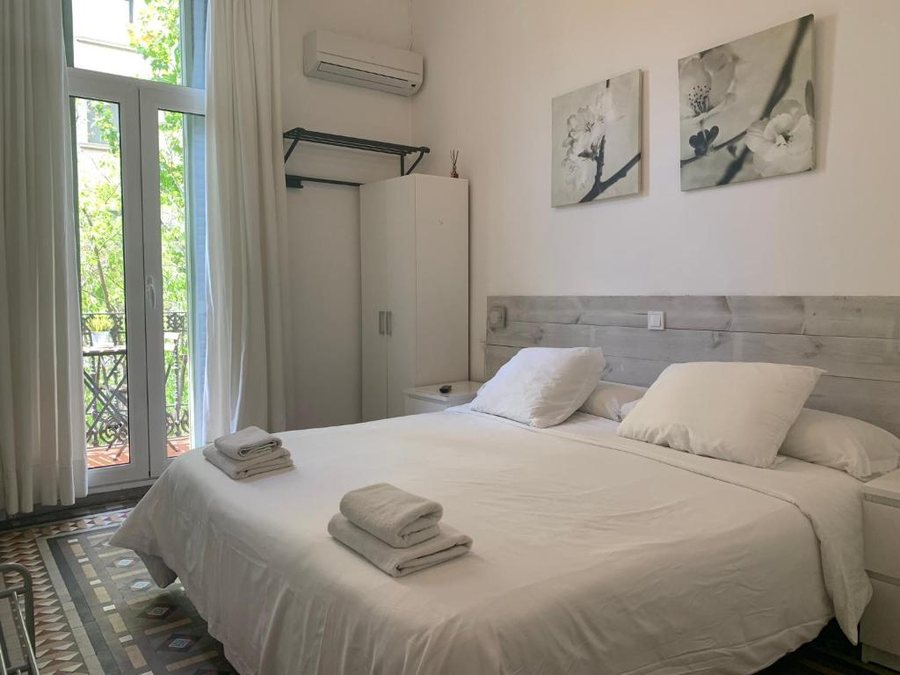 Hola Hostal Eixample Barcelona Catalonia — Guest room