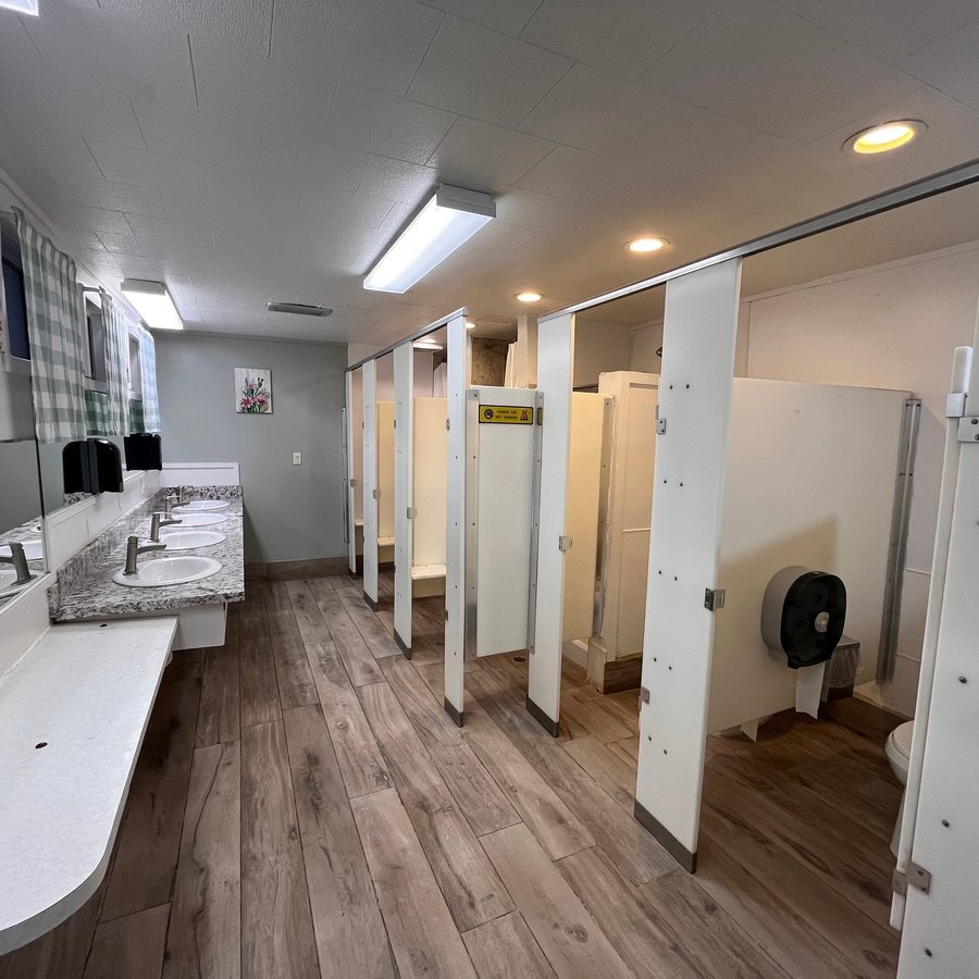 Holbrook Petrified Forest KOA — Bathroom