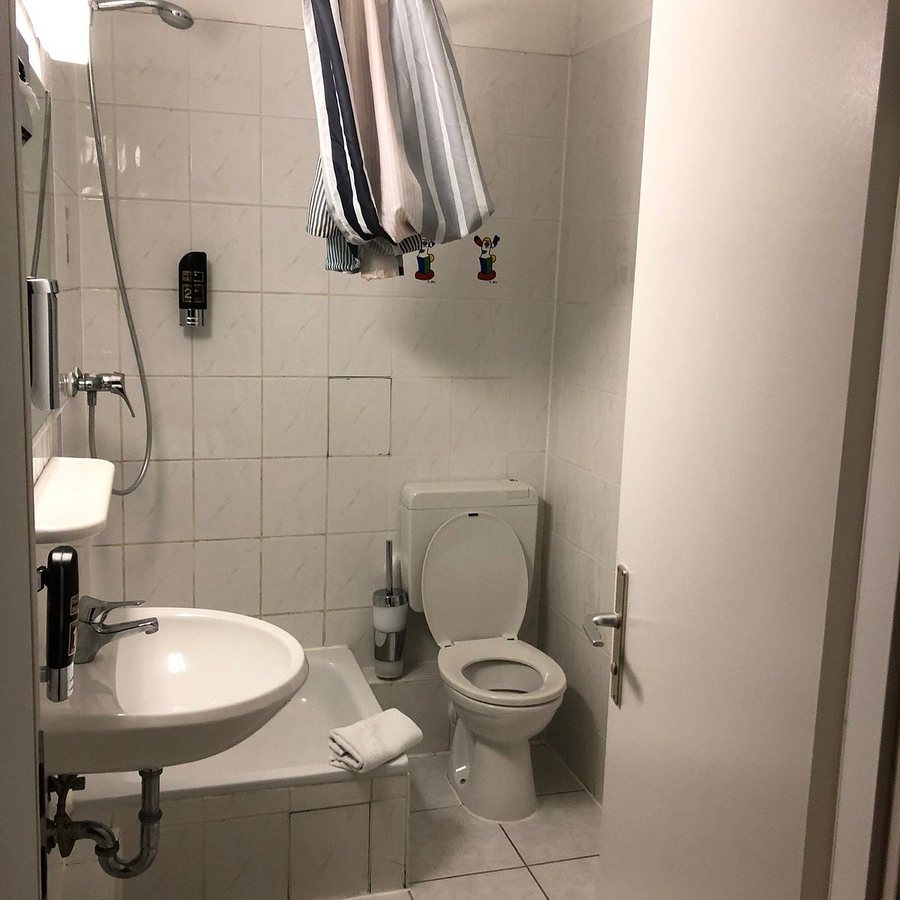 HOLI Berlin Hostel Hotel — Bathroom