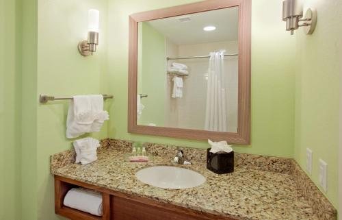 Holiday Beach Resort Soundside — Bathroom