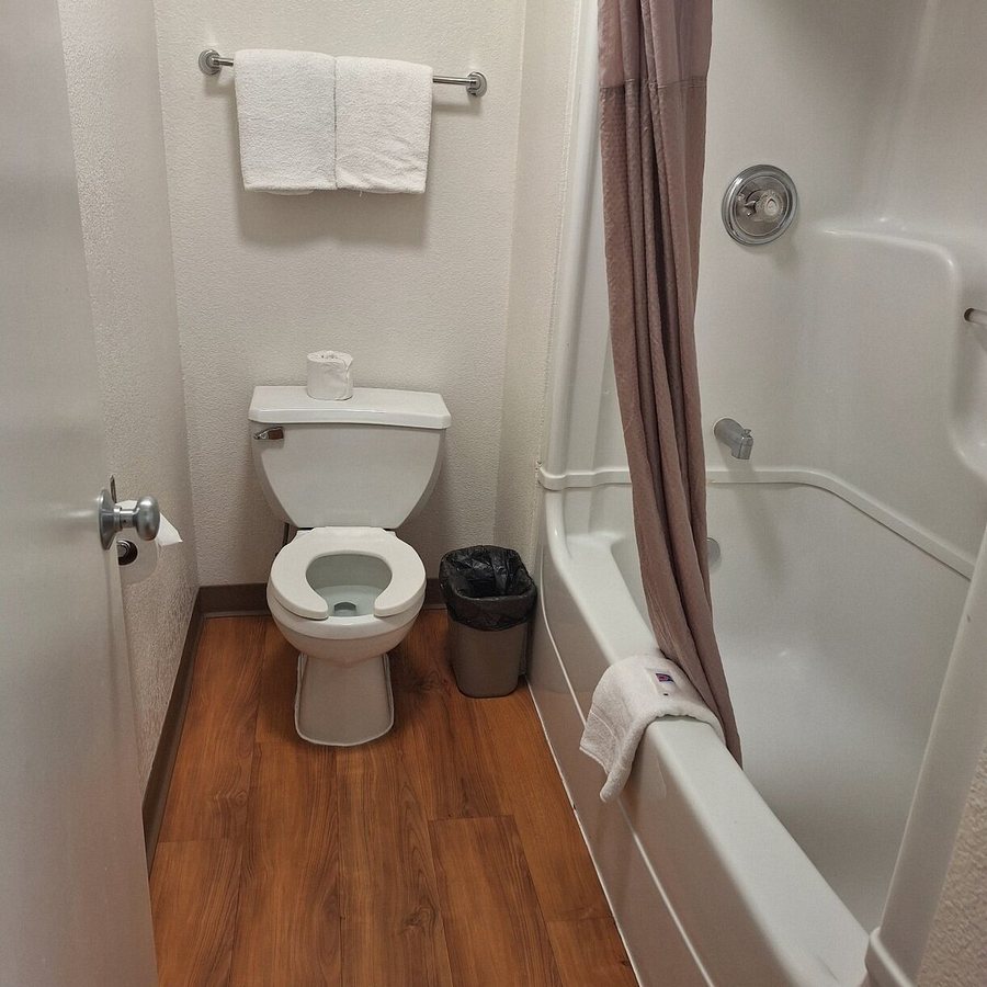 Holiday Haus Motel — Bathroom