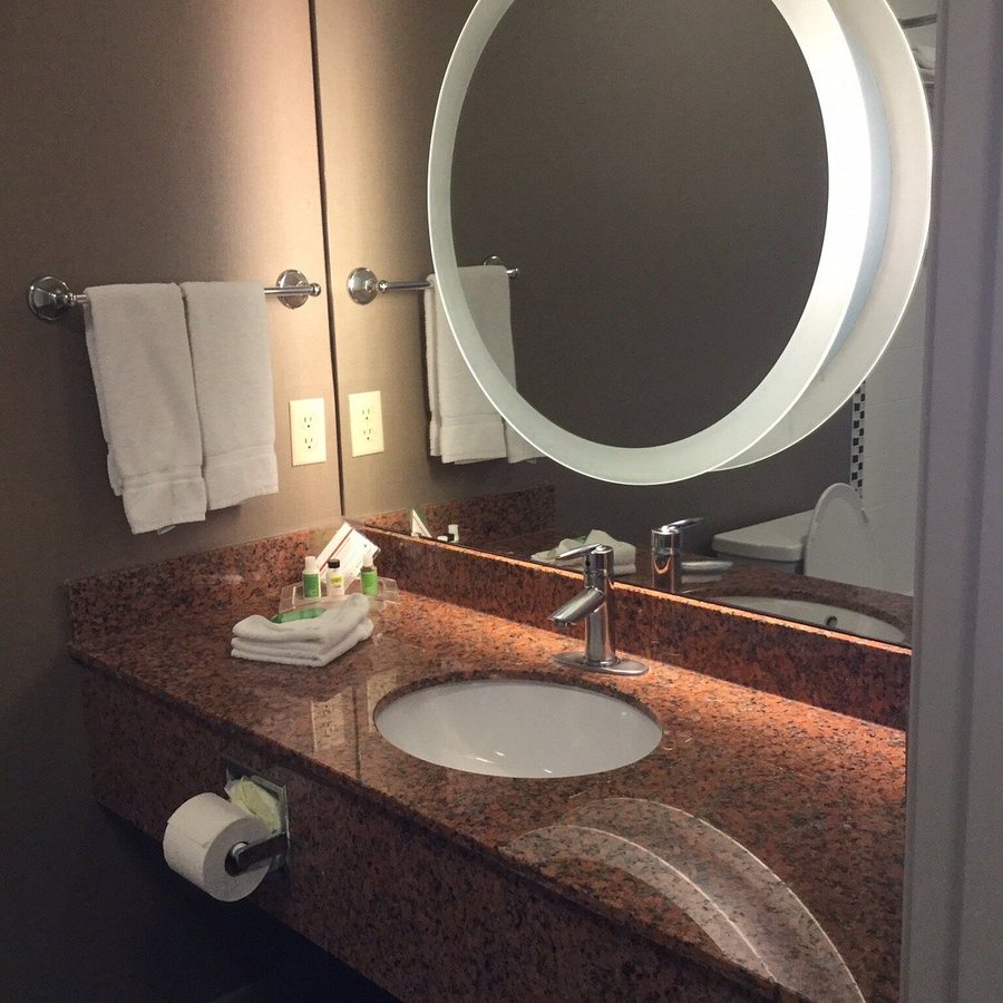 Holiday Inn Amarillo West Medical Center by IHG — Bathroom