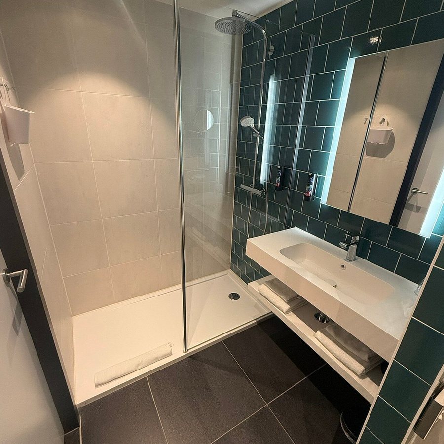 Holiday Inn Amsterdam — Bathroom