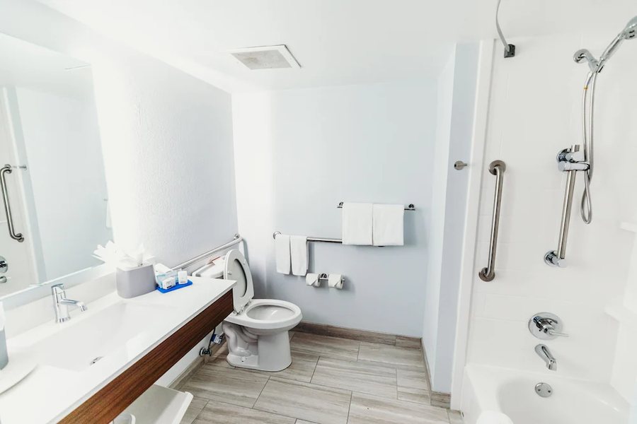 Holiday Inn Atlanta northlake By IHG — Bathroom