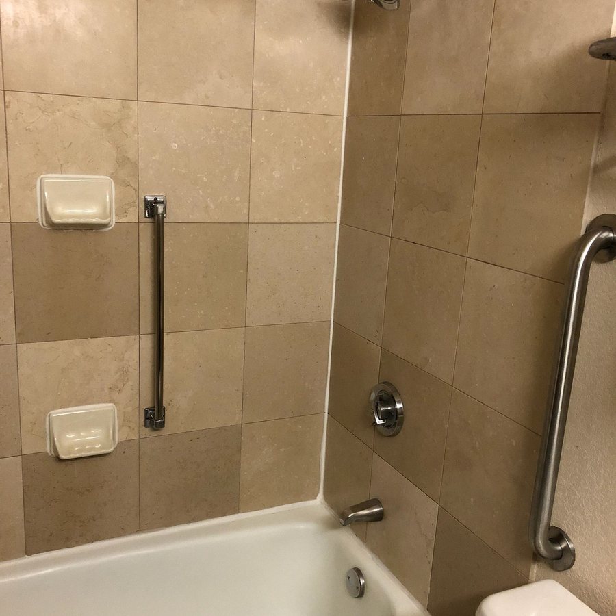Holiday Inn Austin Midtown By IHG — Bathroom