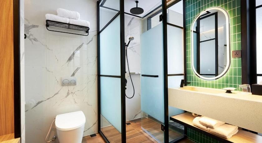 Holiday Inn Bali Sanur By IHG — Bathroom