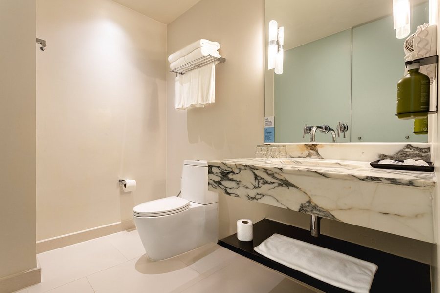Holiday Inn Bangkok Sukhumvit by IHG — Bathroom