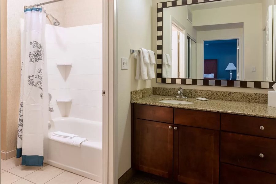 Holiday Inn Baton Rouge south By IHG — Bathroom