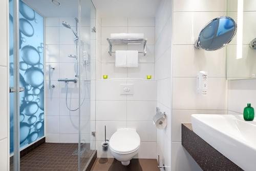 Holiday Inn Berlin City Center East P Berg by IHG — Bathroom