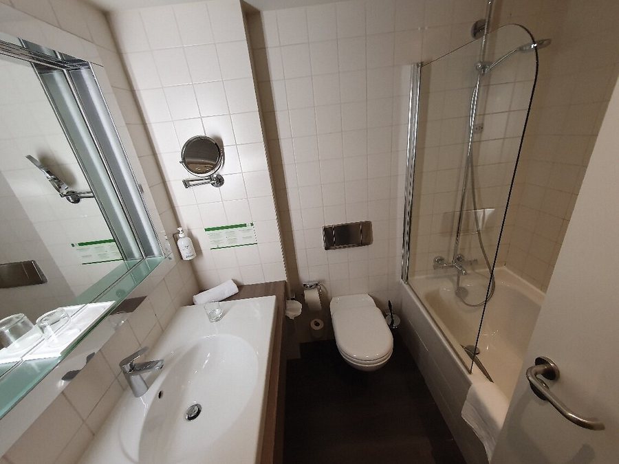 Holiday Inn Berlin City West by IHG Berlin — Bathroom