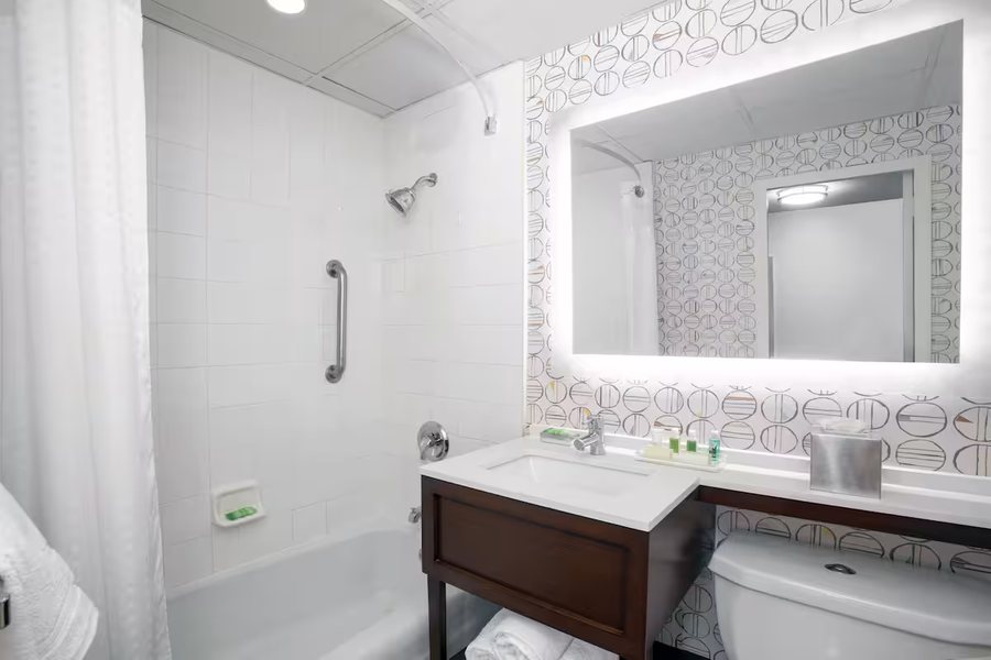Holiday Inn Binghamton Downtown by IHG — Bathroom