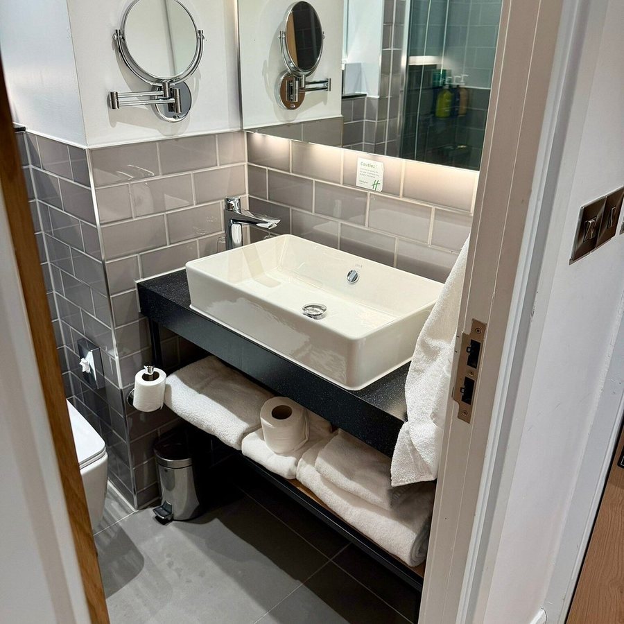 Holiday Inn Birmingham airport By IHG — Bathroom