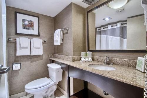 Holiday Inn Birmingham Hoover By IHG — Bathroom