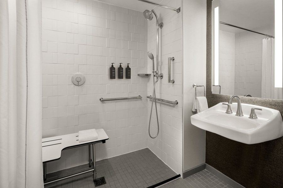 Holiday Inn Brookfield Milwaukee Hotel by IHG — Bathroom