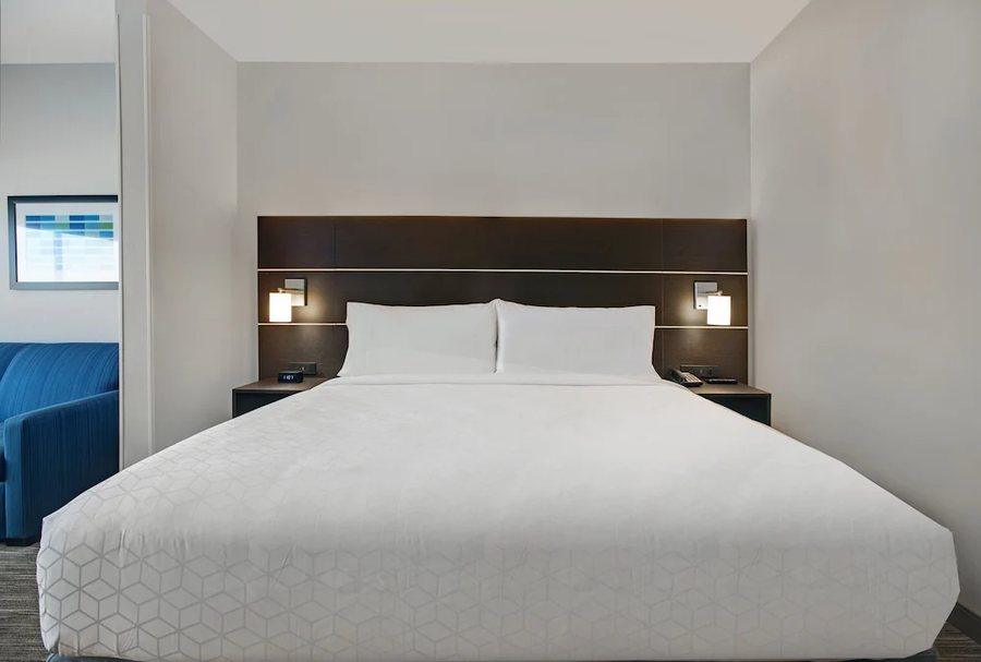 Holiday Inn Brookfield Milwaukee Hotel by IHG — Guest room