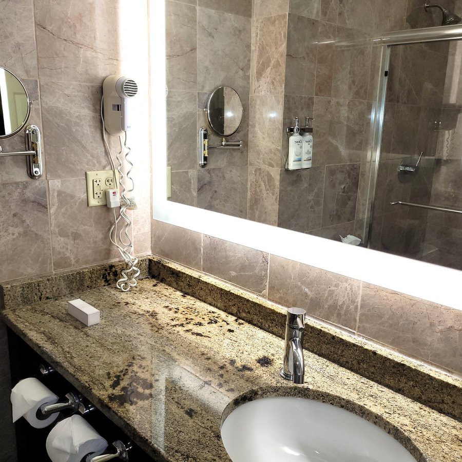 Holiday Inn Cape Cod Hyannis by IHG — Bathroom