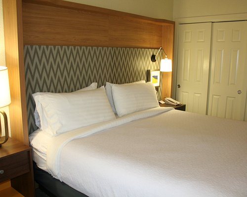 Holiday Inn Cape Cod Hyannis by IHG — Guest room