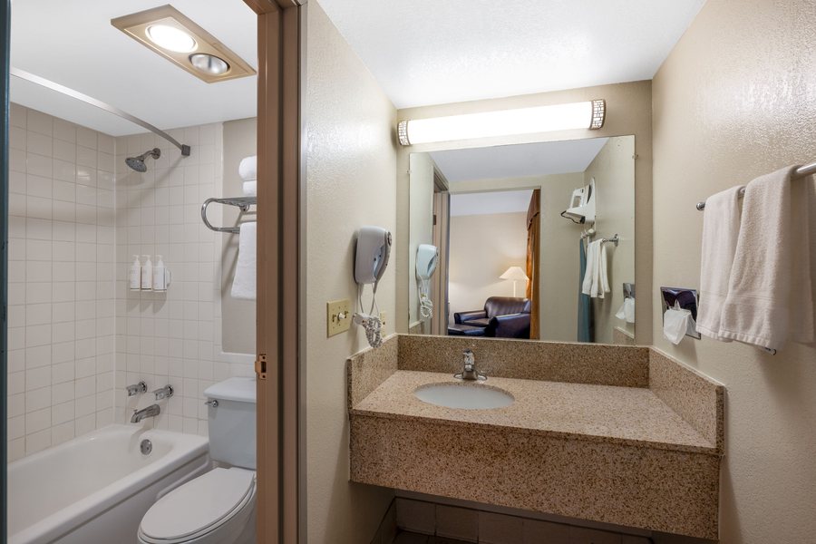 Holiday Inn Casper East Medical Center by IHG — Bathroom
