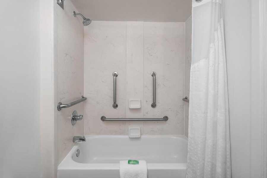 Holiday Inn Charleston riverview By IHG — Bathroom