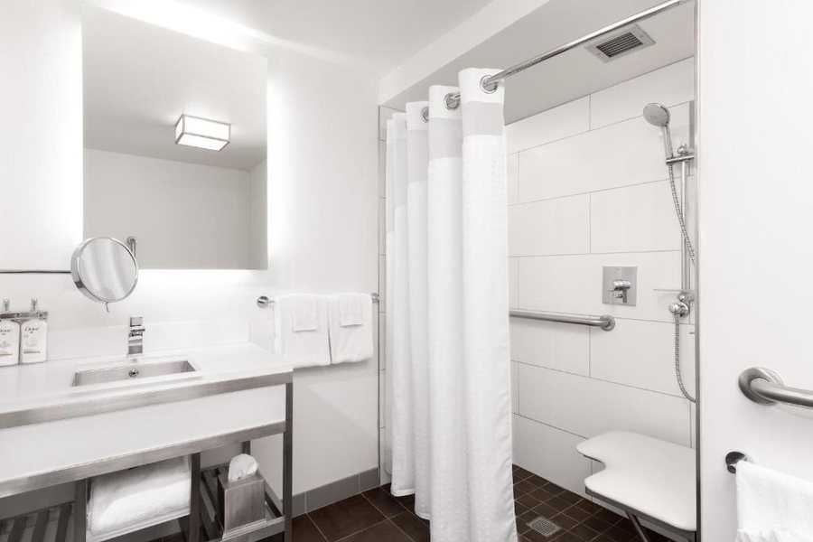 Holiday Inn Chicago Dwtn The Mart By IHG — Bathroom