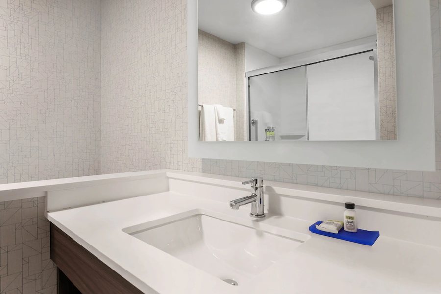 Holiday Inn Chicago Midway Airport S By IHG Chicago Illinois — Bathroom