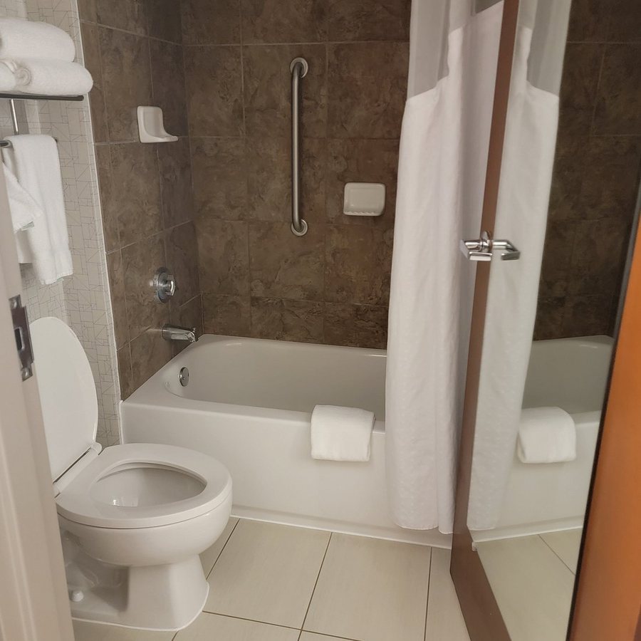 Holiday Inn Christiansburg Blacksburg By IHG — Bathroom