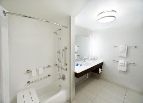 Holiday Inn Cincinnati Liberty Way By IHG — Bathroom