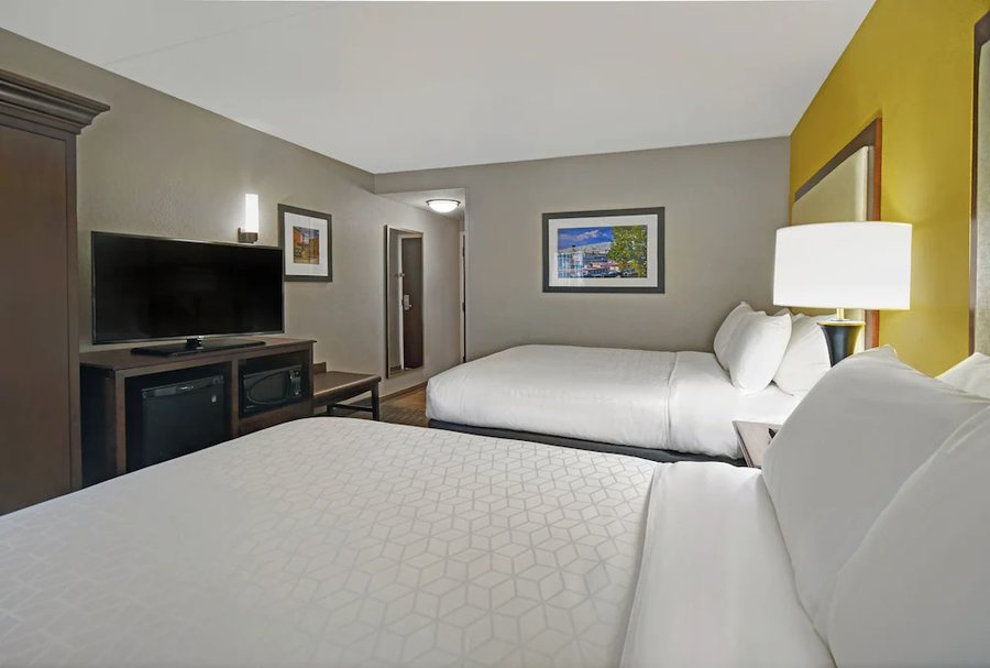 Holiday Inn Cincinnati Riverfront by IHG — Guest room