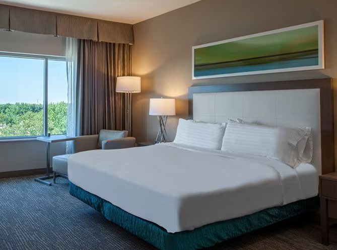 Holiday Inn Cleveland Clinic by IHG Cleveland Ohio — Guest room