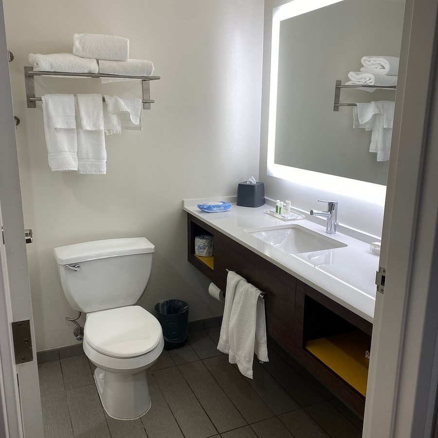 Holiday Inn Cleveland S Independence by IHG — Bathroom