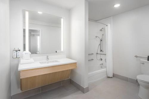 Holiday Inn Club Vacation Myrtle Beach Oceanfront — Bathroom