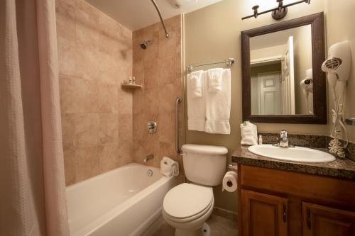 Holiday Inn Club Vacations Mount Ascutney Resort — Bathroom