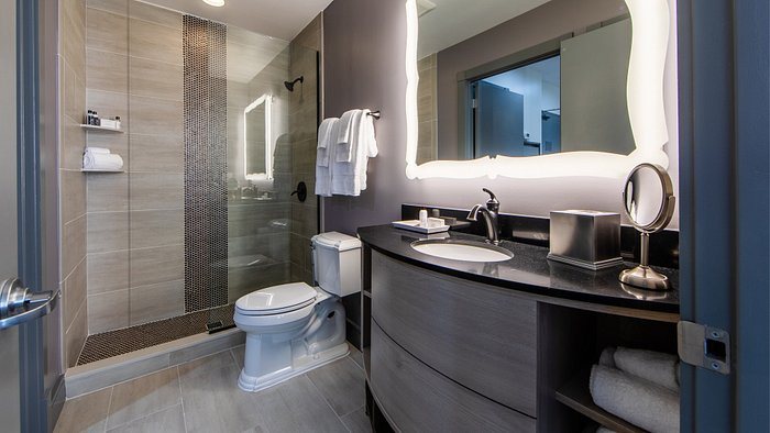Holiday Inn Club Vacations New Orleans Resort — Bathroom