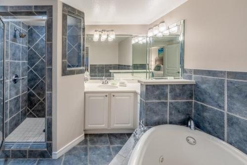 Holiday Inn Club Vacations Panama City Beach Resort — Bathroom