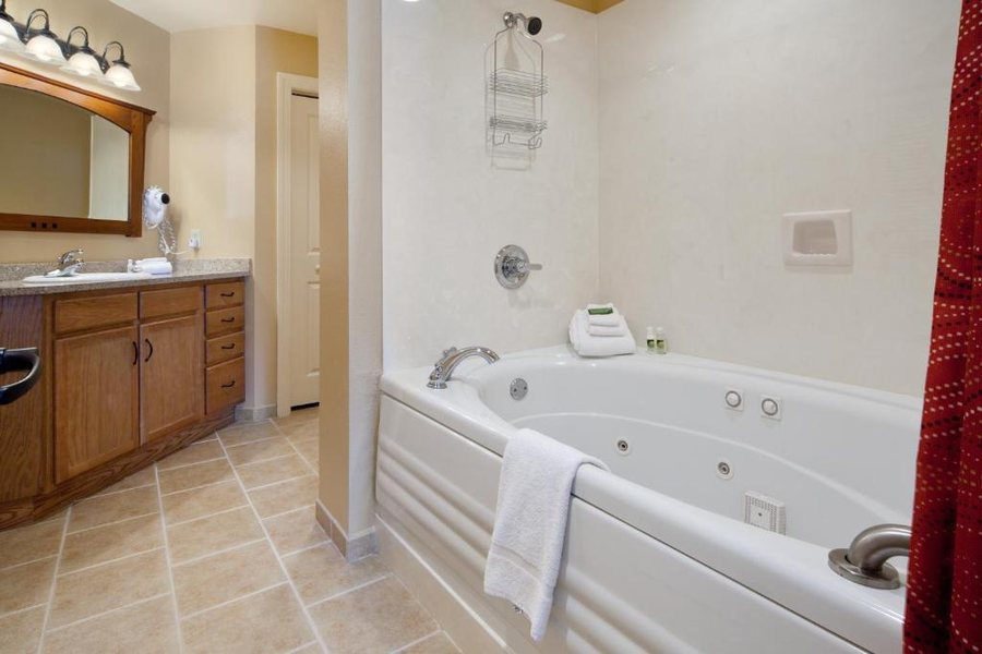 Holiday Inn Club Vacations Smoky Mountain Resort — Bathroom