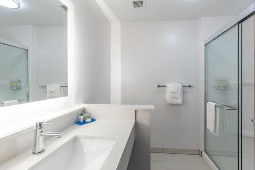 Holiday Inn Columbia Downtown By IHG — Bathroom