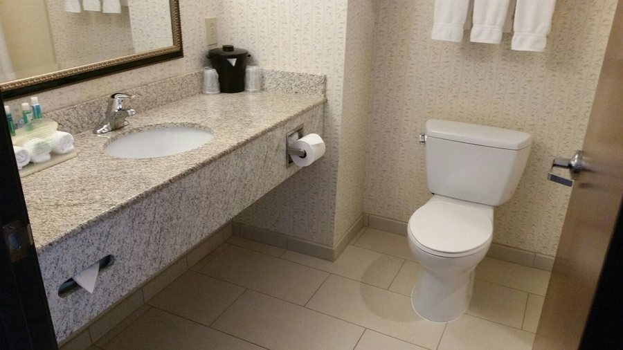 Holiday Inn Columbia East by IHG — Bathroom