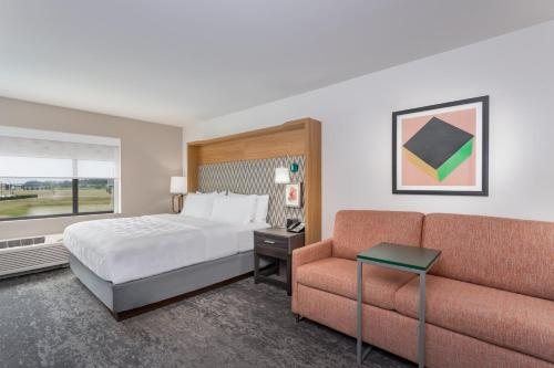 Holiday Inn Columbus By IHG — Guest room