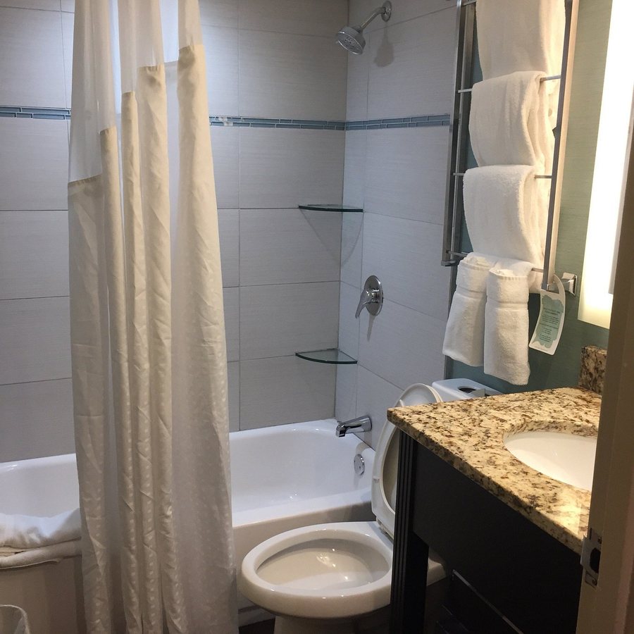 Holiday Inn Columbus Dwtn capitol Square By IHG — Bathroom