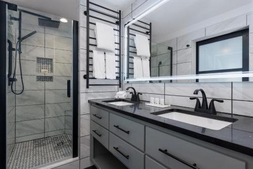 Holiday Inn Des Moines airport conf Center By IHG — Bathroom