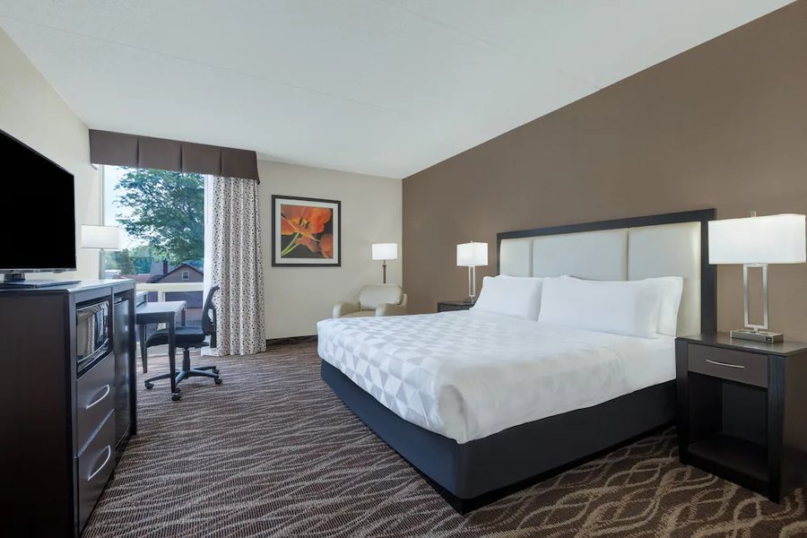 Holiday Inn Des Moines airport conf Center By IHG — Guest room