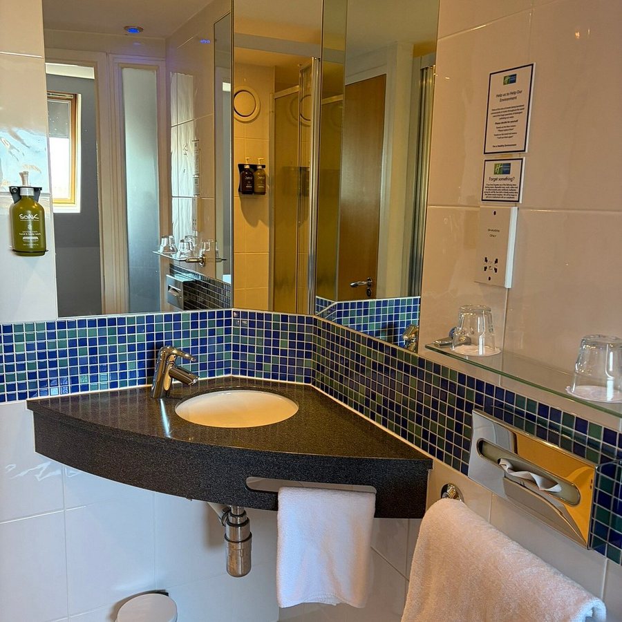 Holiday Inn Edinburgh by IHG — Bathroom