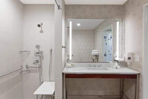 Holiday Inn El Monte Los Angeles By IHG — Bathroom
