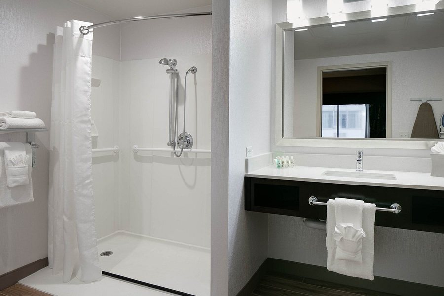 Holiday Inn Estes Park By IHG — Bathroom